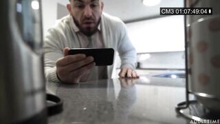 Az óriás cicis bejárónő megkúrva
