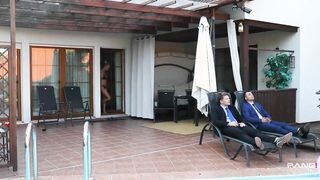 Florane Russell kettő fügyit élvezi