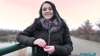 Orosz fiatal maca pénzért hancúrozik