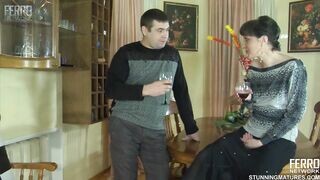 Orosz mami a nevelt fiával kupakol