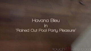Havana Bleu várja a óriási kukacot