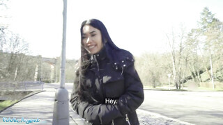 Tini fullos ázsiai pipi pénzért kamatyol