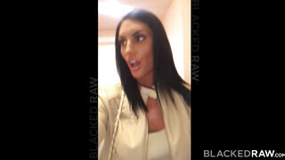 August Ames muffját barna fickó kúrja