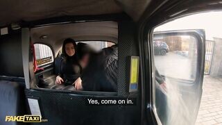 Zsenge nőci a taxiban kúrel