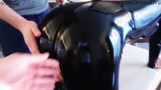 Latex ruhás anyukát análba szexelnek
