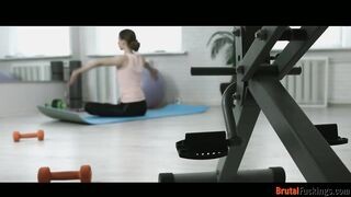 Jogázó zsenge bigét kúrel popó lyukba az edő