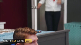 Brazzers - Jeanie Marie Sullivan a szuper bájos milf