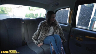 Fake Taxi - Jessy Jey a hátsó ülésen hancúrozik