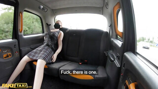 Fake Taxi - Kitetovált popós maca lovagol