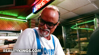 Reality Kings - Sadie Pop a repedtsarkú zsenge bige