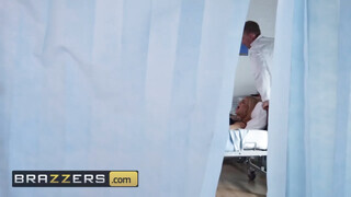 Brazzers - Bonnie Rotten fenekében az óriás fallosz