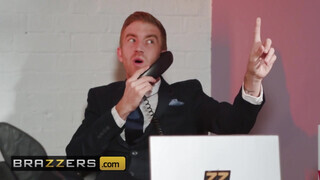 Brazzers - Lucia Love gigászi fügyit kap az irodában