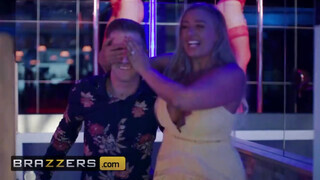 Brazzers - Blanche Bradburry kedveli a óriási kukit