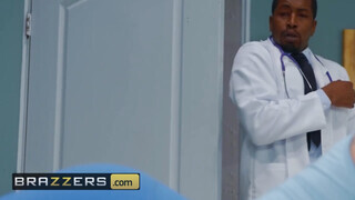 Brazzers - Nina Dee popóját a doktor reszeli