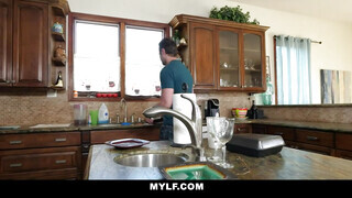 Mylf - Cali Lee a csinos kolumbiai milf