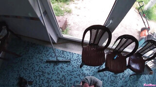 Kitetovált orosz zsenge szuka a medencénél baszik