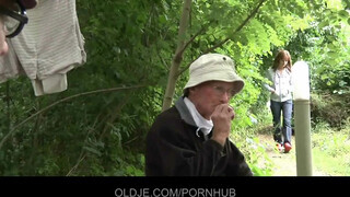 Oldje - kettő koros basz meg egy tinicsajt az erdőben