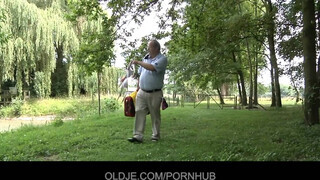 Oldje - Öreg manus keféli a tinédzser nőcit