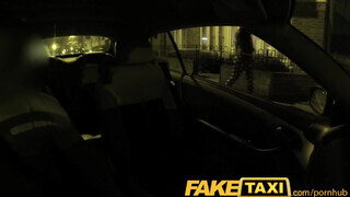 FakeTaxi - olasz pipi a taxiban lovagol