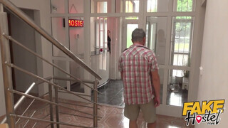 Fake Hostel - Tinédzser turista csajszika punciba kurelva