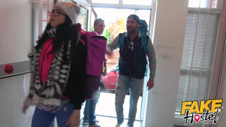 Fake Hostel - Latina csajszi a palija előtt kúrel
