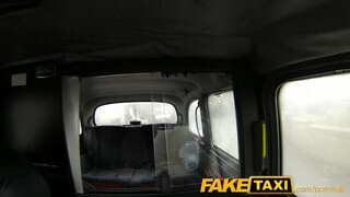 FakeTaxi - tetovált maca megkefélve a hátsó ülésen