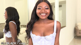 AllBlackX - Noemie Bilas a cuki fekete maca