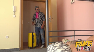 Fake Hostel szűk pinájú olasz bige és dupla örömrúd