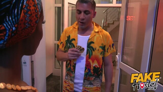 Fake Hostel afrikai gádzsi és egy brazil buxa közösen