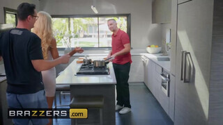 Brazzers - Courtney Taylor a férje haverjával kufircol