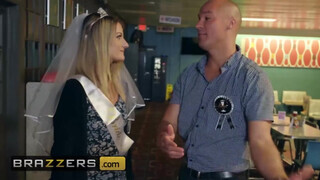 Brazzers - Valerie Kay a legénybúcsún kupakol