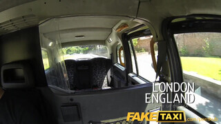 FakeTaxi amerikai félvér csajszi hancúrozni akar