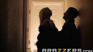 Brazzers - gazdag pár és a lezbi takarítónők