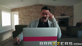 Brazzers - a pici ártatlan fiatal idősebb rúdat kíván