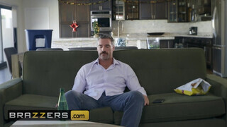 Brazzers - a kitetovált pornós gádzsi elpusztítva