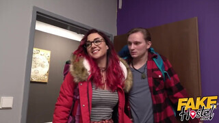 Tinédzser pipi kikezd a szobatársával - Fake Hostel