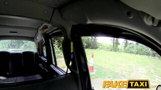 FakeTaxi még a sofőr popókáját is kinyalja a pipi