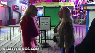 Reality Kings - Carmen Caliente & Kendra Sunderland letámadnak egy manust