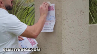 Reality Kings - Leah Lee a bicikli tolvaj luvnya