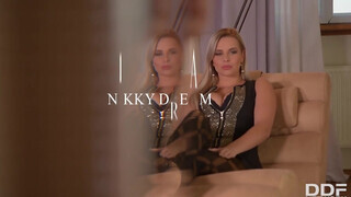 Nikky Dream bájos ruhában peckezik
