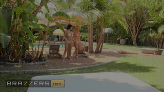 Brazzers - Angela White és Savannah Bond leápolják a hímvesszőt