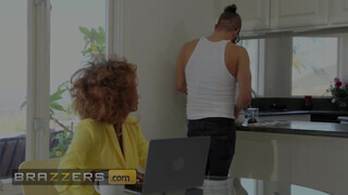 Brazzers - Demi Sutra befogadja a fehér cerkát