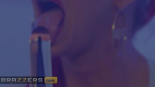 Brazzers - Phoenix Marie óriási popsikája megdolgozva