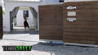 TeenPies - Kali Roses kiborotvált cunija megkettyintve