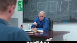 InnocentHigh - Izzy Bell a tanár előtt hancúrozik