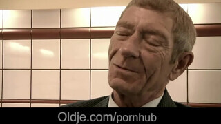 Magyar pornós pipi kupakol idős csávóval - Oldje