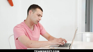 Szomszéd csajszika imád lovagolni - TeamSkeet