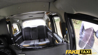 Kitetovált ribancok popó lyukba reszelve - Fake Taxi