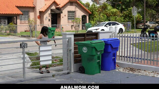 Nadia White tinédzser fószerrel kefél - Anal mom