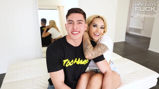Hot Guys Fuck - Latina fickó és a világos szőke barátnője hancuroznak